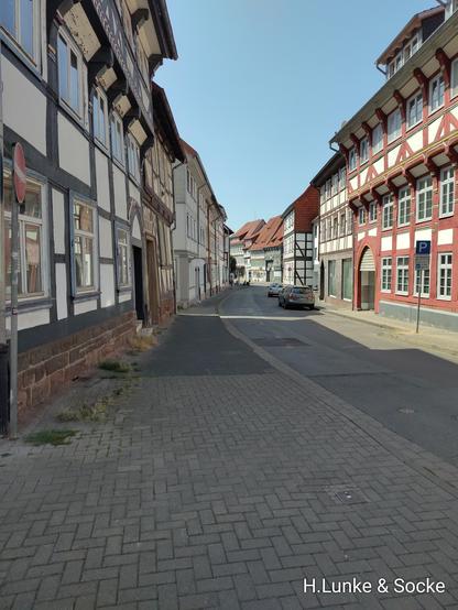 Eine Strasse in Northeim mit ganz vielen Fachwerkhäusern rechts und links