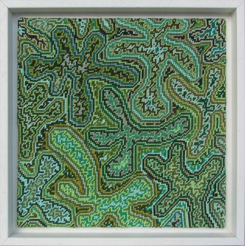 "Getarnte Einzeller" ist ein intuitiv gesticktes Wandbild. Die Ausführung ist in Gobelin Stickerei erstellt. Also ein halber Kreuzstich. Meine Herangehensweise ist intuitiv, ohne eine Vorzeichnung auf dem Stramin. Es handelt sich hier um einen Stramin 52 Loch auf 10 cm. Insgesamt sind es ca 17.000 Stiche. Baumwolle, 25 x 25 cm, mit Rahmen 29 x 29 cm.