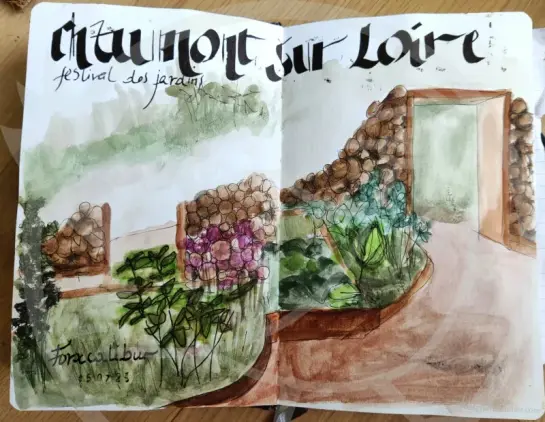 Un carnet ouvert sur une double page - "Chaumont sur Loire - festival des jardins - Foxcalibur - 15 07 25" - Croquis au feutre fin et à l'aquarelle représentant des plantes, un chemin, des rondins, une porte