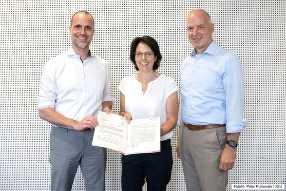 Übergabe des Förderbescheids für "PRO.SOZIAL" an der Johannes Gutenberg-Universität Mainz: (v.l.) Wissenschaftsminister Clemens Hoch, Mit-Antragstellerin Prof. Dr. Tanja Betz und JGU-Präsident Prof. Dr. Georg Krausch (Foto/©: Peter Pulkowski / JGU)