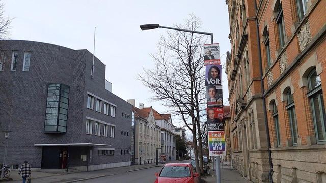 DiePARTEI - Plakat zwischen Finanzamt und Polizei in Reutlingen