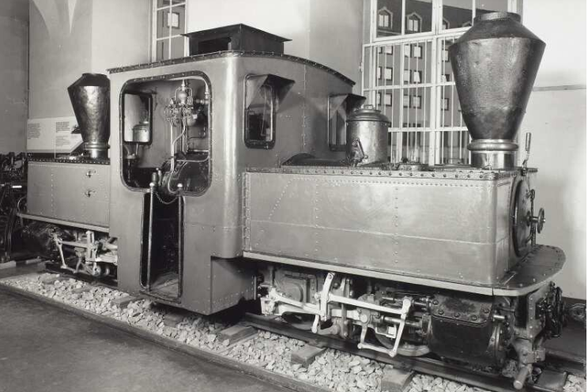 Dampflokomotive (Doppellokomotive) Bauart Péchot-Bourdon für den Feldbahneinsatz. Eisenbahn-Museumsfahrzeug des Verkehrsmuseums Dresden in der Ständigen Ausstellung im Johanneum.