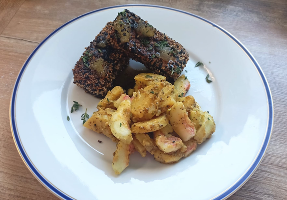 2 dicke Stücken Feta mit Sesam gebraten + Kartoffelsalat. Auf dem Feta sieht mein einige Stückchen von Zitronenfilets