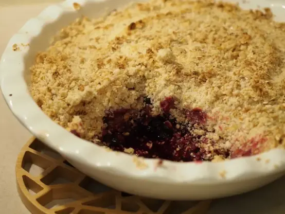 Der Crumble von dem bereits eine Portion entnommen wurde.