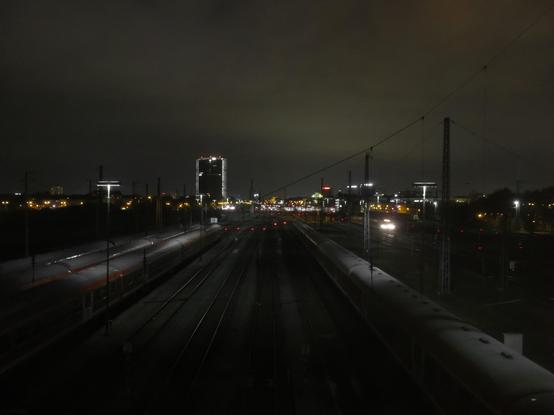 Trainspotting bei Nacht vom ehemaligen Voltasteg in Mannheim. Im Hintergrund die Lichter des Viktoriaturms