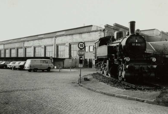 Dresden-Friedrichstadt Hamburger Straße 39 b. Bahnbetriebswerk Dresden (eröffnet 1935). Werkhalle. Blick vom Eingang mit Dampflokomotive (91896) - Deutsche Digitale Bibliothek