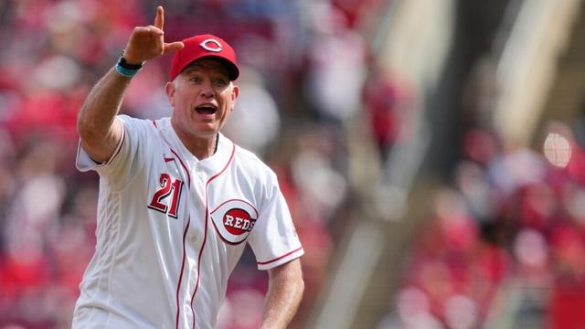 Sean Casey makes cameo in Cincinnati Savannah Bananas game