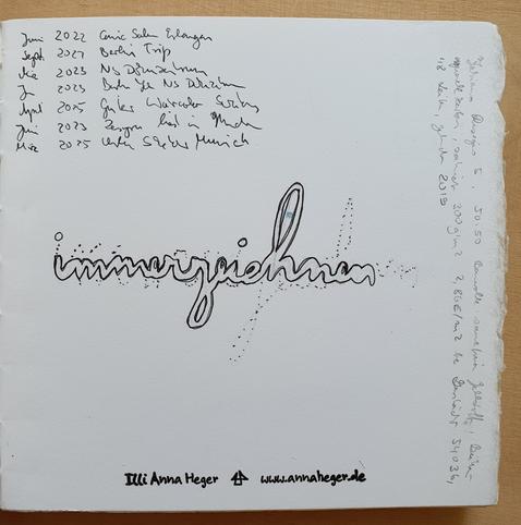Der Schriftzug 'immerzeichnen' verschlungen mit Tinte geschrieben, oben rechts Notizen zu Events mit Jahreszahlen, die beiden Daten 15. Juni 2022 und 9. Apr. 2025, zusammen mit der Webseite www.annaheger.de und dem Namen Illi Anna Heger am unteren Rand gestempelt.