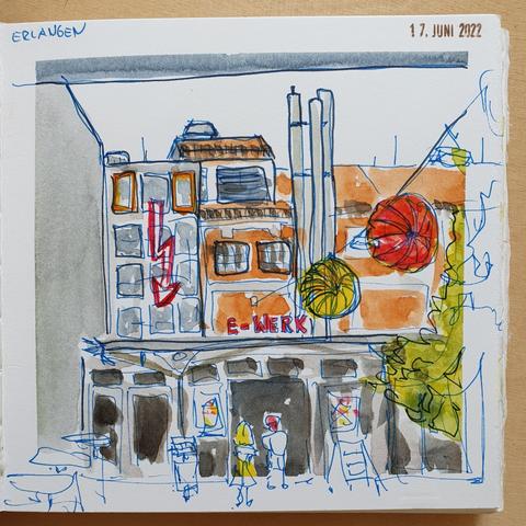 Aquarell und Fineliner, das E-Werk in Erlangen. Eine bunt dekorierte alte Fabrik ist jetzt ein Kunstort, zwei Menschen stehen bei der Tür.