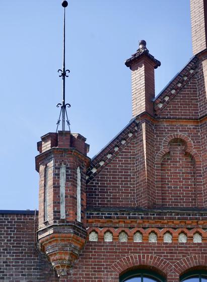 Mini tourelle décorative sur le côté d’un pignon néogothique en brique.