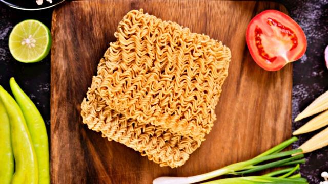 Cinco dicas para deixar o miojo mais saudável: Brasil está entre os maiores consumidores de macarrão instantâneo do mundo