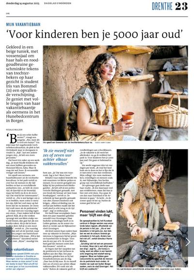 Artikel met twee foto's van een jonge vrouw in oertijdkleding: een beige tuniek, vossesjaal en rood-goudbruine schmink. "Voor kinderen ben je 5000 jaar oud."