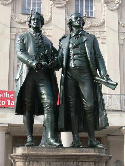 Das Foto zeigt die Skulpturen von Goethe und Schiller in Weimar