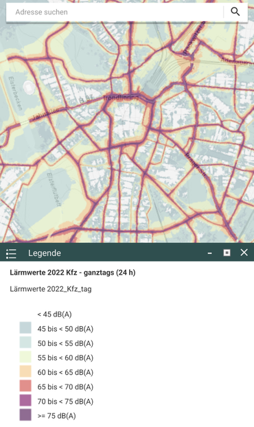 Diese Karte zeigt eine farbcodierte Darstellung der Verkehrslärmbelastung in im Leipziger Innenstadtgebiet für das Jahr 2022 über den gesamten Tag (24 Stunden). Der Innenstadtring ist zentral dargestellt und nimmt in Breite und Höhe ca. 1/5 der Dimensionen des dargestelltrn Bereichs ein.

Farbskala:

Sehr leise Bereiche (< 45 dB(A)) sind ohne farbliche Hervorhebung dargestellt, es dominiert der weiße Kartenhintergrund.

Etwas lauter (45–50 dB) ist türkisblau.

50–55 dB sind heller türkisblau.

55–60 dB erscheinen in einem blassen Gelbgrün.

60–65 dB sind orange.

65–70 dB sind kräftig rot-orange.

70–75 dB leuchten in kräftigem Pink.

Über 75 dB erscheinen dunkelviolett.


Inhalt der Karte:
Das Straßennetz ist klar erkennbar, weil Straßen mit höherer Lärmbelastung (ab ca. 65 dB oft üner 70dB) in kräftigen Rot-, Pink- und Violetttönen hervortreten. Hauptverkehrsstraßen sind besonders intensiv gefärbt.
Zwischen diesen Straßen liegen größere, überwiegend heller gefärbte Flächen, die eine geringere Lärmbelastung aufweisen.
Grünflächen und Parkanlagen (z. B. ein großer Bereich mit der Beschriftung „Elsterflutbett“) sind in sehr hellen, kühlen Farbtönen gehalten und liegen meist unter 50 bis <55 dB. Ein kleinerer Teil der Flächen (Nebenstraßen und angrenzende Wohnblöcke) ist weiß oder in dunklerem Türkisblau gehalten. Nur dort ist es leiser als 50dB.
