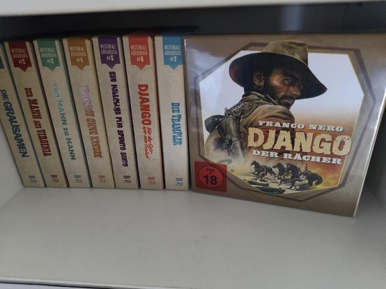 Django - Der Rächer Western All’Arrabbiata Edition in einer Box die ein ähnliches Format hat wie damalige Super-8 Filmboxen.