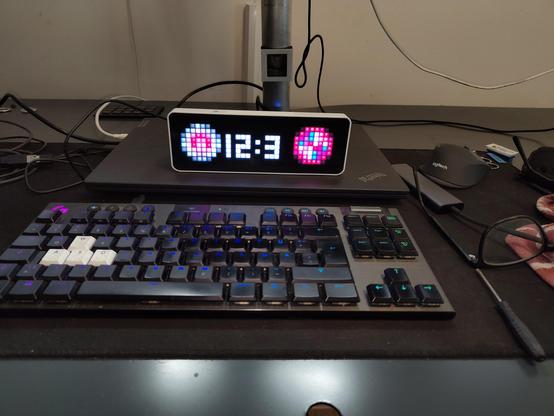 Pixeldisplay mit einer (gefakten) Anzeige 12:3 und den (aufgrund der geringen Auflösung kaum zu erkennenden) vereinslogos von St. Pauli und Eintracht Norderstedt