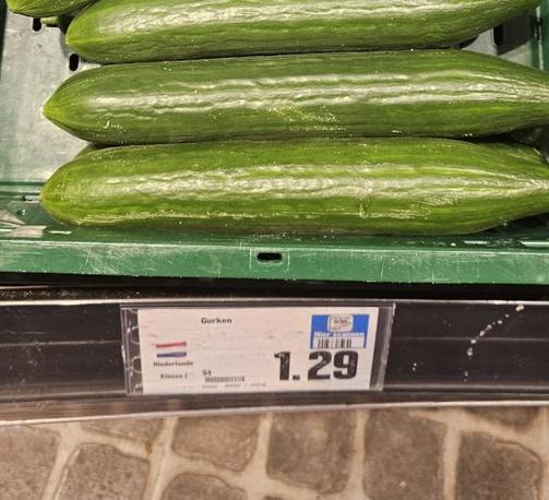 Bild vom 22.07. im Supermarkt meines Vertrauens. Niederländische Gurken für 1,29€ auf dem Höhepunkt der Gurkensaison genauso teuer oder teurer als sonst.