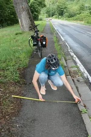 Aktivistin misst den völlig unzureichenden Radweg an der B42