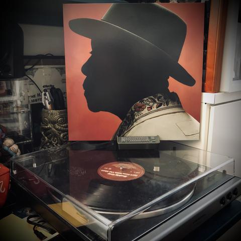 Photo d’une platine vinyle où tourne le disque « Ain’t done with the Blues » par Buddy Guy.