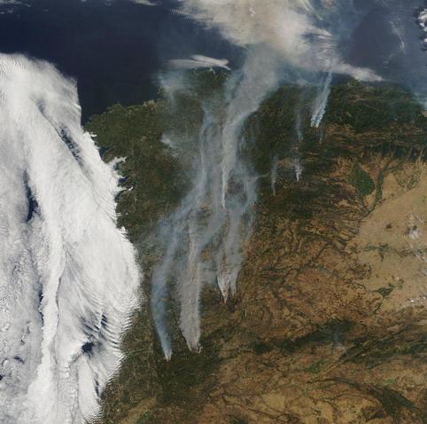 Galiza dende o satélite, afumegando na agonía da súa incapacidade por reconectar coa súa orixe e co seu monte.