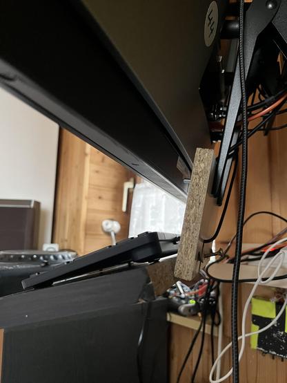 Tastaturhalterung von der Seite, aus zwei Holzplatten