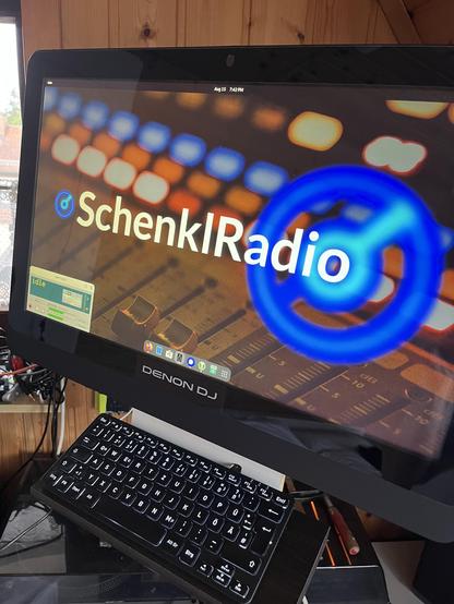 PC mit Tastatur davor