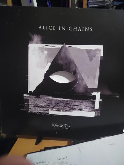 cover vinyl d'Alice in chains - Rainier fog
un sorte de pyramide noir au bord de mer ou lac percé d'un oeil blanc, dans le fond comme une vitre blanche ou blanc de glace... le tout entouré d'un carré noir
