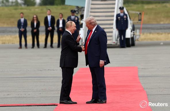 Trump und Putin schütteln sich die Hände auf dem roten Teppich