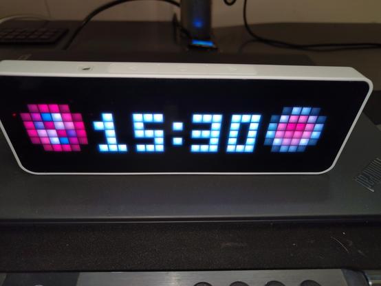 8-bit- display zeigt die Logos von Eintracht Norderstedt und St. Pauli sowie die Uhrzeit 15:30