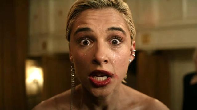 Gros plan sur le visage terrifié du personnage de Skye Riley joué par Naomi Scott.