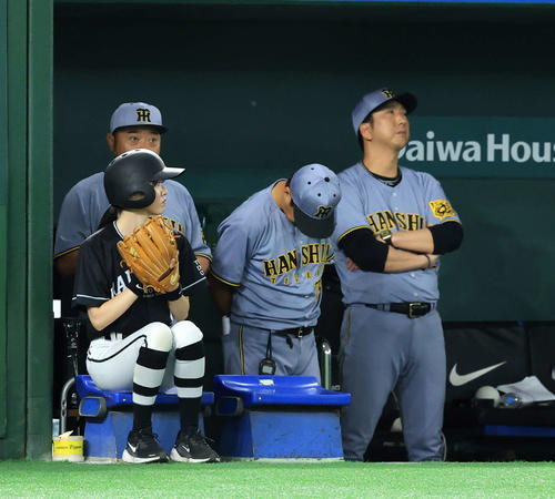 巨人対阪神　9回表阪神の攻撃中、厳しい表情の藤川監督（右）（撮影・浅見桂子）