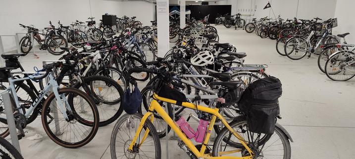 Riesiger Fahrradraum voller Fahrräder im Vordergrund steht die gelbe Bibo