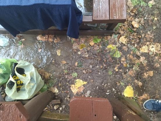 Foto perpendicolare in mezzo ai tavoli con tutto fango