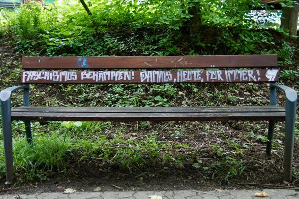 Eine Bank mit Grafitto: „Faschismus bekämpfen! Damals, heute, für immer!“