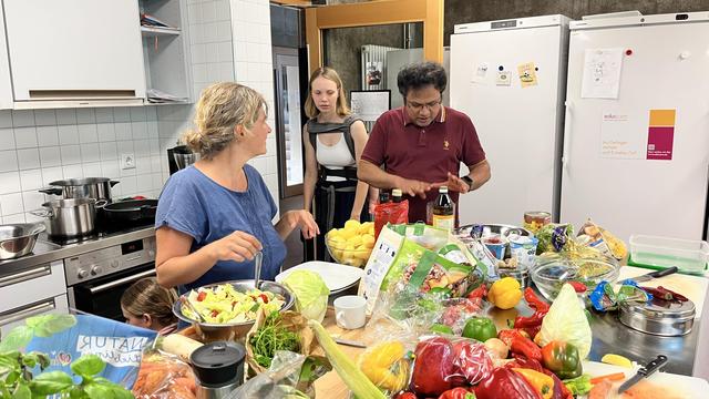 Viele über Foodsharing gerettete Lebensmittel warten darauf, verarbeitet und geschnippelt zu werden 

Many foods rescued via food sharing are waiting to be processed and chopped