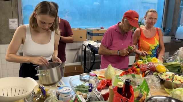 Fleißige Hände schnippeln und bereiten leckere indische Gerichte zu 

Hardworking hands chop and prepare delicious Indian dishes