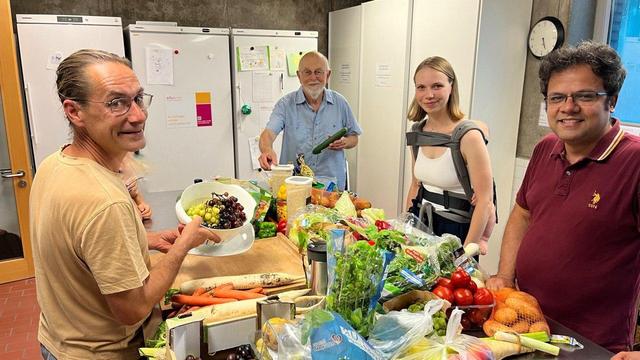 Auch das Kochen zu indischer Musik macht Spaß 

Cooking to Indian music is also fun