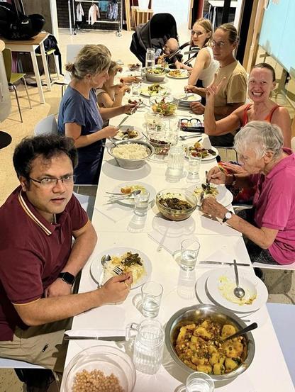 Nach getaner Arbeit: unzählige leckere Gerichte werden zu anregenden Gesprächen in großer Runde verkostet 

After the work is done: countless delicious dishes are eaten in a large group while having stimulating conversations