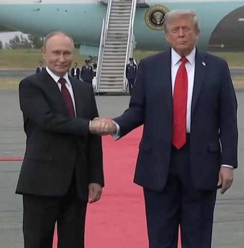 Bild vom Händedruck von Putin und Trump in Alaska.