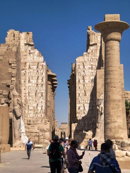 Interno del tempio di Karnak. Si vedono le incisioni ancora colorate e in fondo il piccolo tempio principale