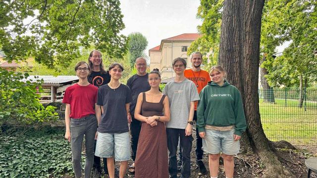 8 Personen stehen in einer Gruppe zusammen und lächeln in die Kamera, von links nach rechts: Pascal Bächtold, Daniel Quitt, Johanna Kluge, Jens Hänsch, Anne Herpertz, Tim Lehmitz, Florian Karow, Linda Bernhard