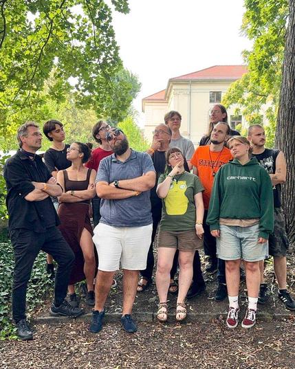 12 Personen stehen in einer Gruppe und schauen alle in andere Richtungen, von links nach rechts: Martin Schulte-Wissermann, Johanna Kluge, Anne Herpertz, Pascal Bächtold, Steve König, Jens Hänsch, Tim Lehmitz, Stephanie Henkel, Florian Karow, Daniel Quitt, Linda Bernhard, Tigo Stolzenberger