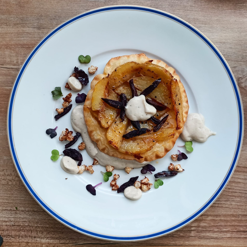 Ein fertiges Törtchen auf dem Teller dekoriert wie beschrieben.