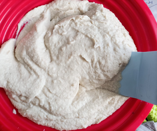 Blumenkohlpüree in einem Passiersieb.