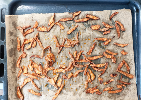 Auf dem Blech geröstete Kartoffelschalen.