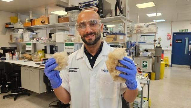 Sorpresa dai laboratori del King's College, a Londra: la cheratina dei capelli forma cristalli identici allo smalto naturale quando incontra la saliva. A differenza del fluoro che rallenta i danni, questo dentifricio li inverte: ricostruisce letteralmente i denti, sigilla i nervi esposti eliminando il dolore e trasforma scarti del parrucchiere in medicina rigenerativa. Sarà in commercio entro due o tre anni.