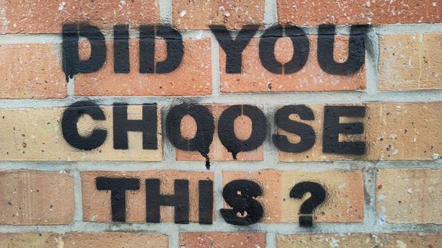 Auf eine Mauer ist als Graffitti gesprüht: Did you choose this?