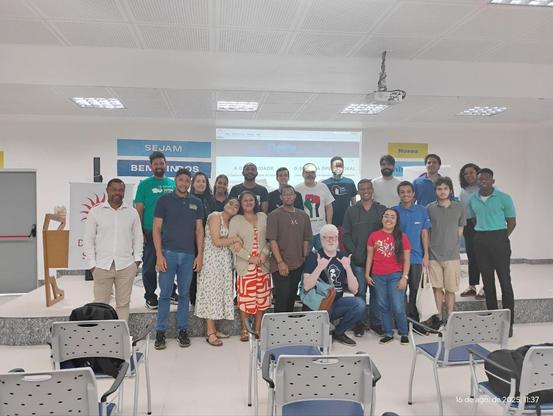 Grupo de pessoas , Jovens adultos no auditório da Debian Conf Salvador , É possivél ver em uma das placas o texto "Sejam Bem vindos" e "Nosso"