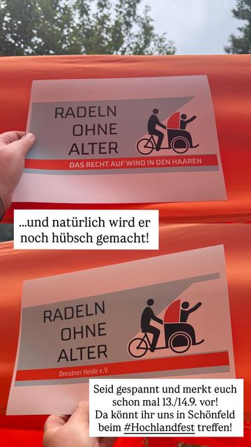 Zwei Logos werden an den Pavillon gehalten
