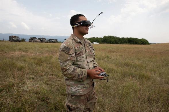 「米陸軍史上初」でもウクライナでの戦場で定番“ドローン”対策戦術 実証実験を実施 - 乗りものニュース